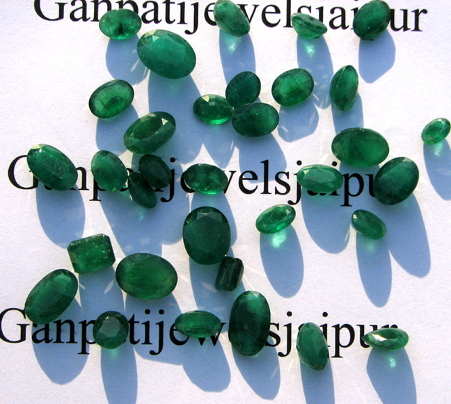 Emerald Cutstone Parcel Of Oval Shape Mix Size( 14X10 MM To 8X6 MM) Stones Total Weight 141 Carats